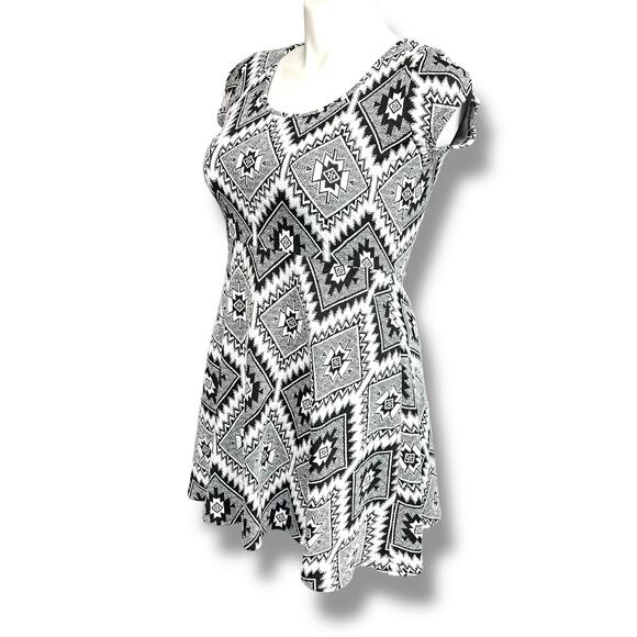 Rue21 Womens Fit & Flare Dress Mini Short Sleeve Geo Print Black White Large - Picture 5 of 8